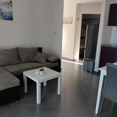 Apartament Kyra *